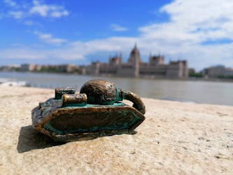 Самонаводящиеся тур на здании живописного Дуная
